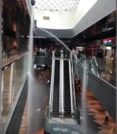 消防水炮誤噴現(xiàn)場(chǎng)截圖